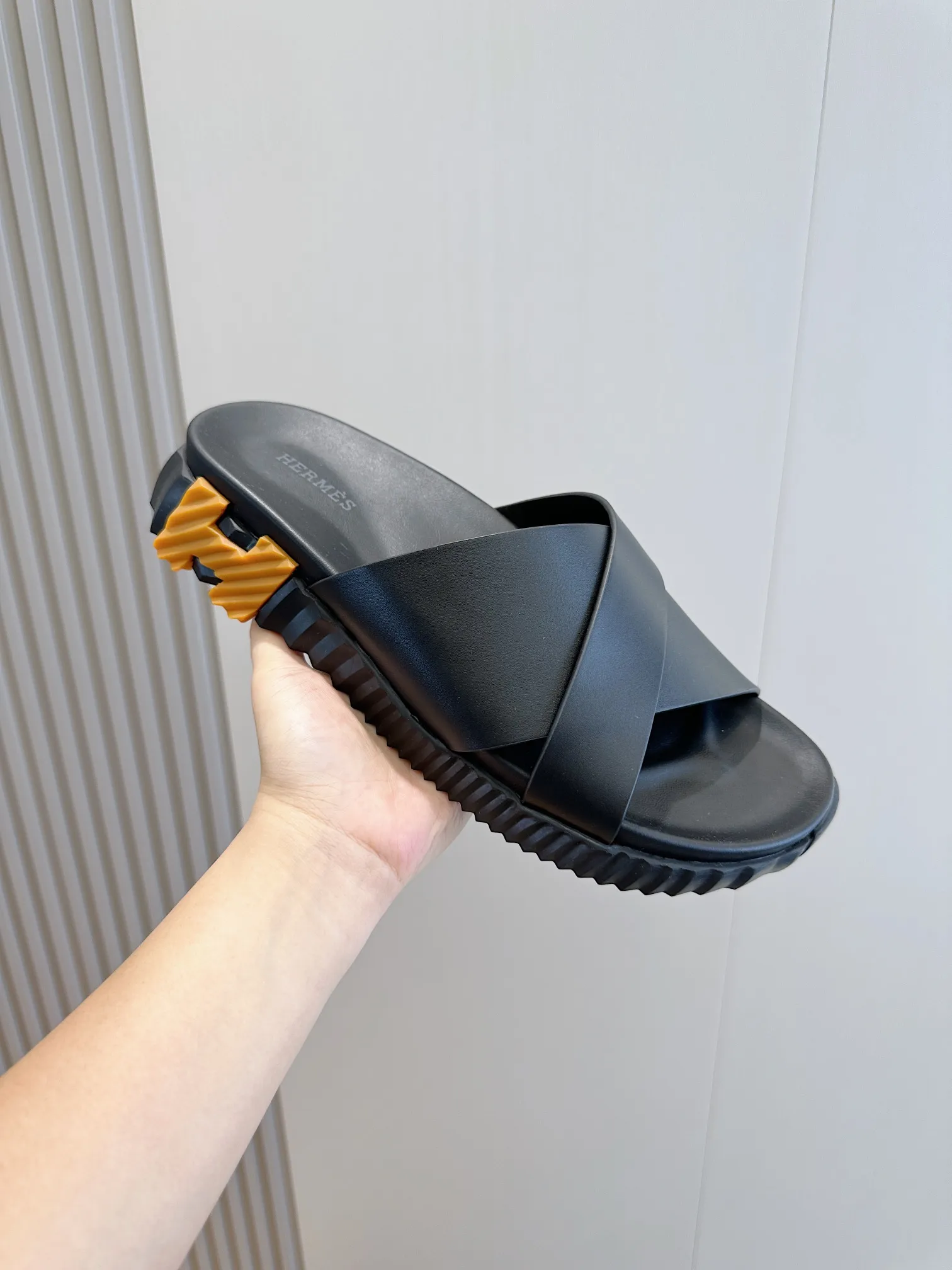 Factory price: 360💰Hermès [HERMÈS] Top Herme*H Home Hermès Men's Sandals and Slippers-Original Reproduction. Purchase the original version and make it one to one. The outsole is privately molded. The color of the outsole corresponding to each color is the same as the original version. Come to those who know the stuff 💪 The ultra-light soles are designed in contrasting colors, and they feel so comfortable on your feet! Calfskin, cowhide feet, private model outsole. Size: 39-44 (customized at 38.45)